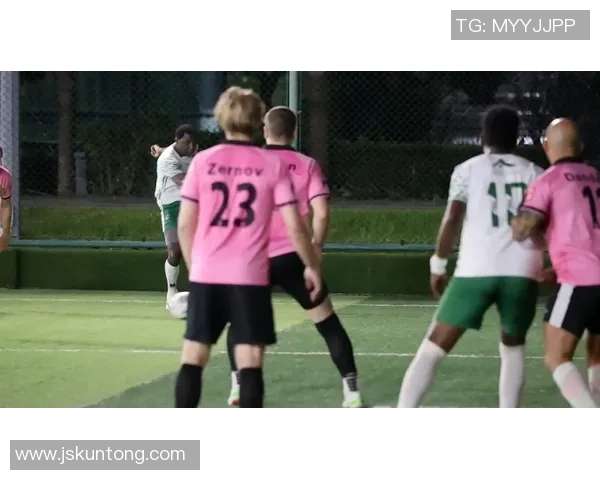 日本足球明星在梦幻城堡前的精彩瞬间与独特魅力展现 日本足球明星在梦幻城堡前的精彩瞬间与独特魅力展现